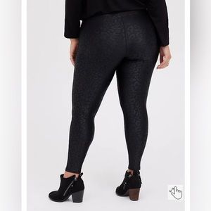 Leopard print black Torrid leggings